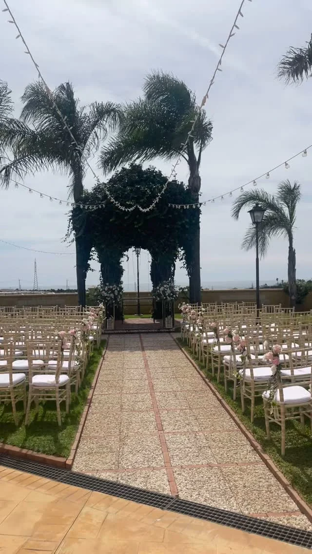 May couples! This is your month! Enjoy every moment and take it all in! On your wedding day we celebrate you! 🤍